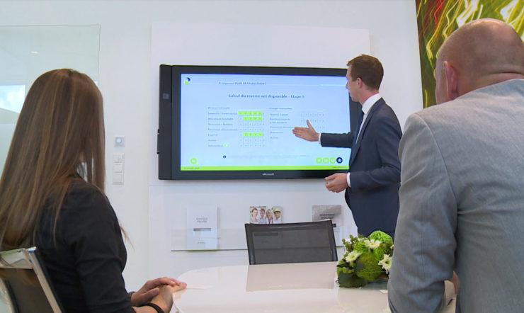 La banque Raiffeisen impressionne ses clients avec Surface Hub