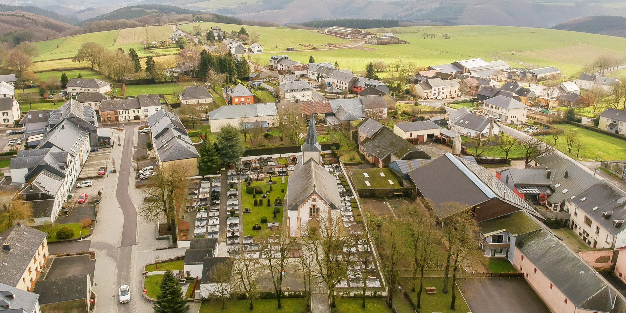 Luchtfoto van Boulaide, een dorpje in Luxemburg.