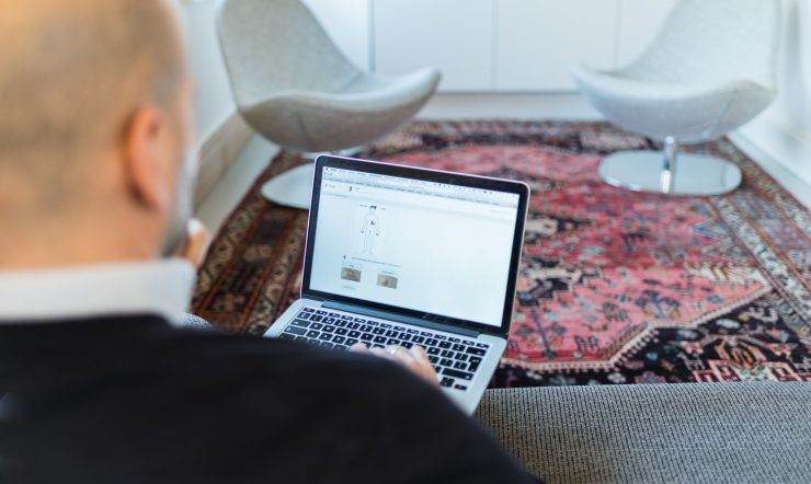 Huisdokter die aan zijn laptop zit.