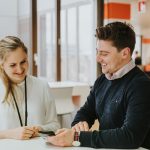 une femme et un homme avec un téléphone