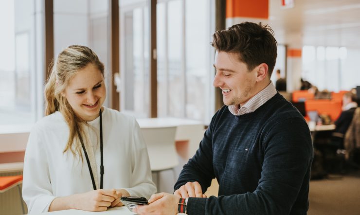 une femme et un homme avec un téléphone