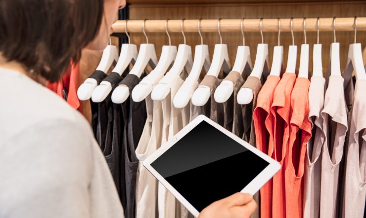 vrouw in kledingwinkel met tablet