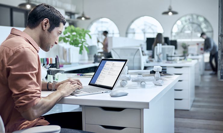 man met een computer