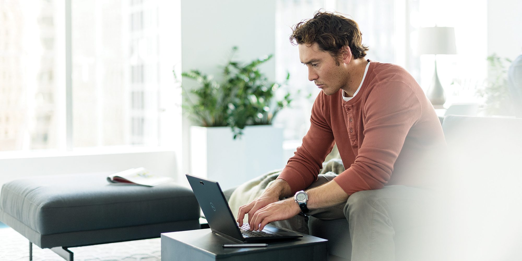 man met een computer