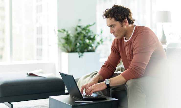 man met een computer