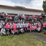 Pessoas em frente a uma escola reabilitada