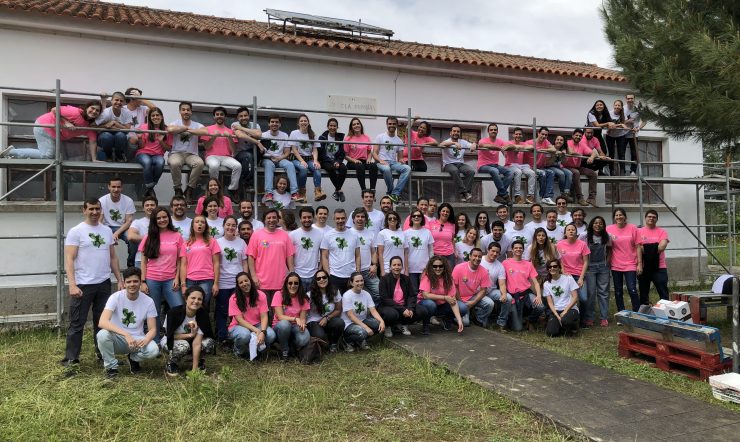 Pessoas em frente a uma escola reabilitada