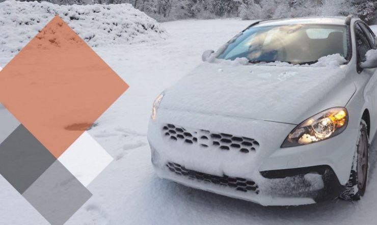 Un'automobile Volvo nella neve