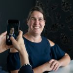 Katrien neemt een foto met een smartphone van een glimlachende Monique