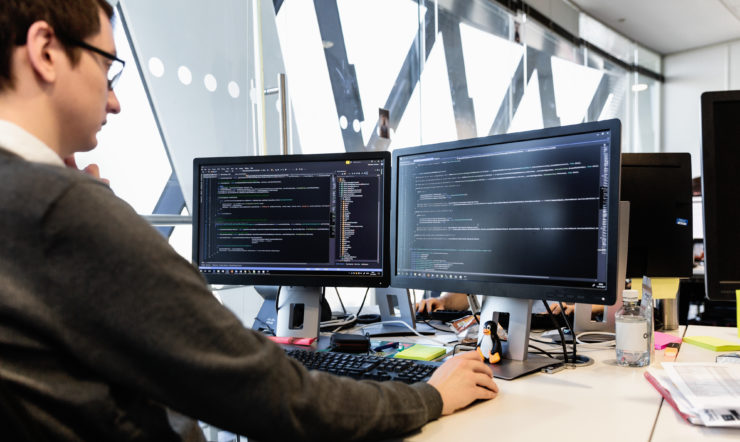 Uma pessoa a trabalhar com código num escritório