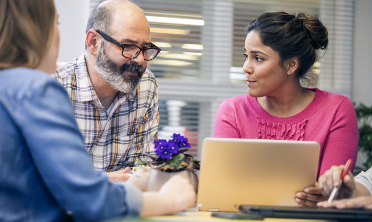 Um grupo de pessoas numa sala de reuniões