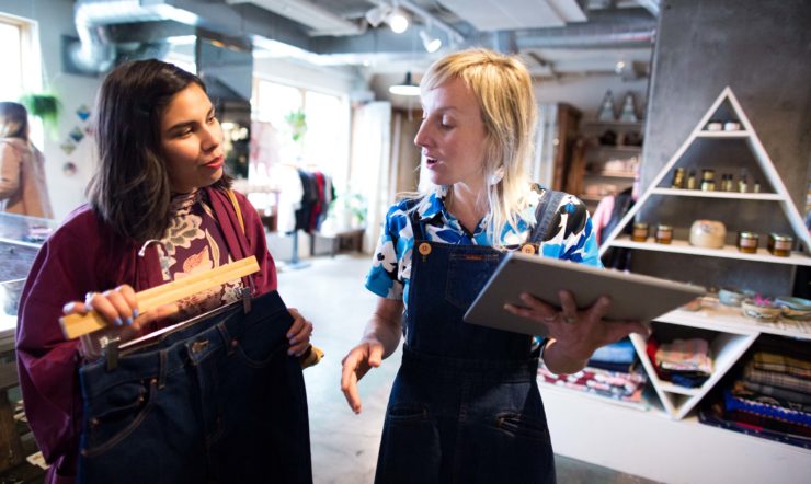 Duas pessoas que trabalham numa loja de roupa