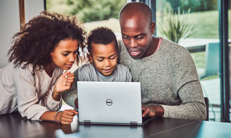 Um grupo de pessoas em frente a um computador