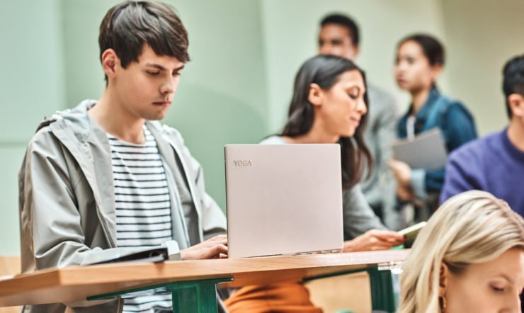 Um grupo de pessoas numa sala de aula