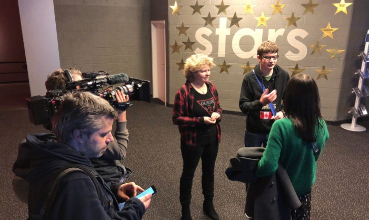 Wouter, zijn mama en Katrien staan te praten voor de camera's in de bioscoop.