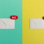 Een email inbox met 842 berichtjes, versus een email inbox afgebeeld met 0 openstaande berichtjes.