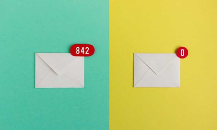 Een email inbox met 842 berichtjes, versus een email inbox afgebeeld met 0 openstaande berichtjes.