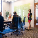 Vrouwelijke CEO leidt een zakelijke bijeenkomst