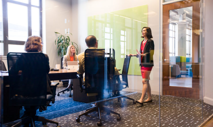 Directora ejecutiva presidiendo una reunión empresarial