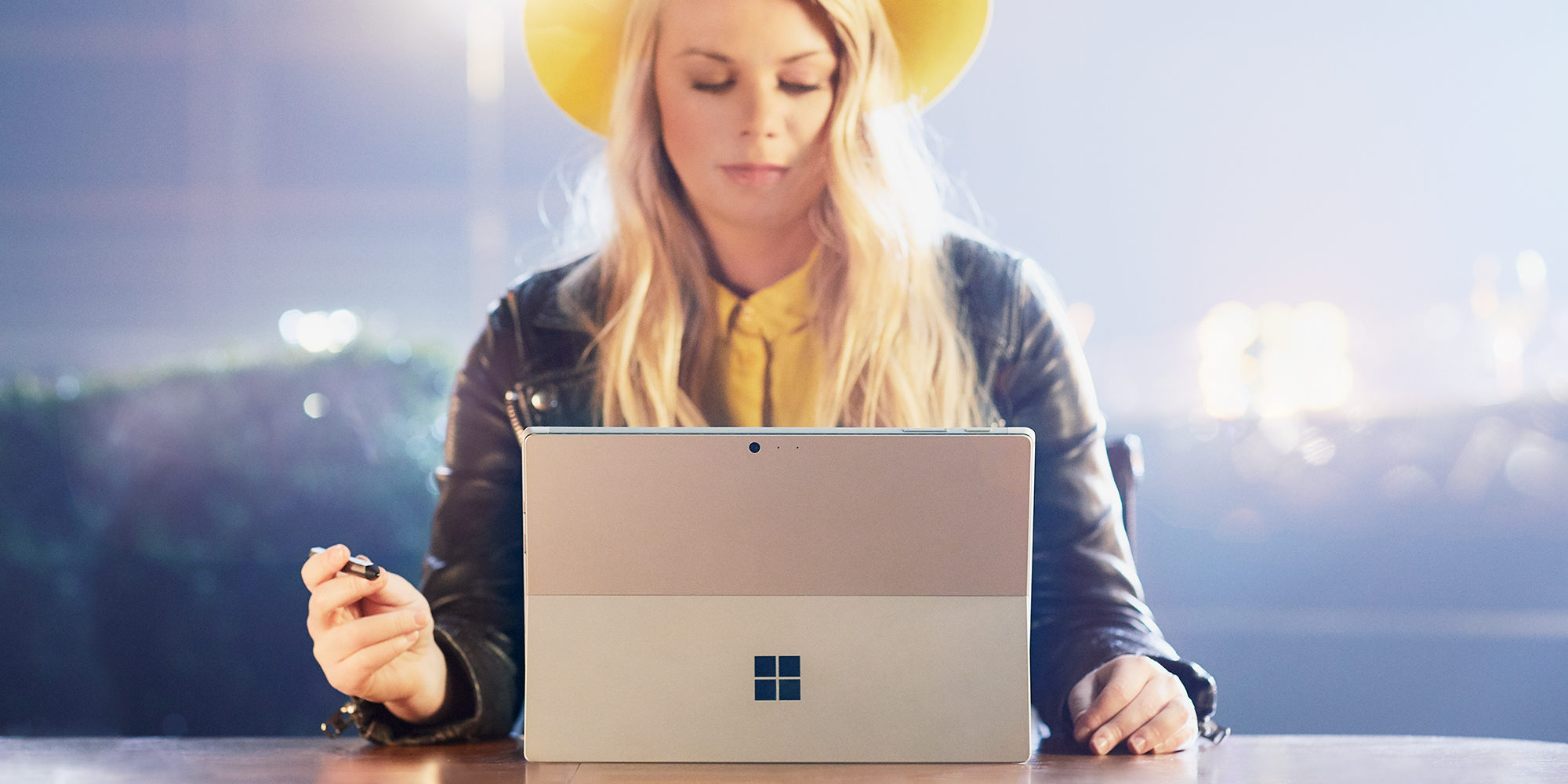 Sofie Lindblom sitzt mit Surface-Gerät in Besprechungsraum