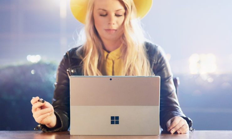 Sofie Lindblom sitzt mit Surface-Gerät in Besprechungsraum