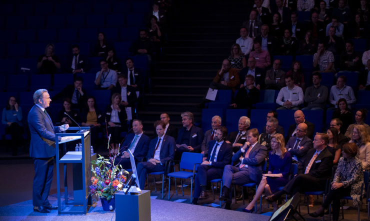 Microsoft CEO Ernst-Jan Stigter spreekt de zaal toe tijdens de opening van het Quantum Lab in Delft