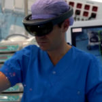 Chirurg met HoloLens op zijn hoofd