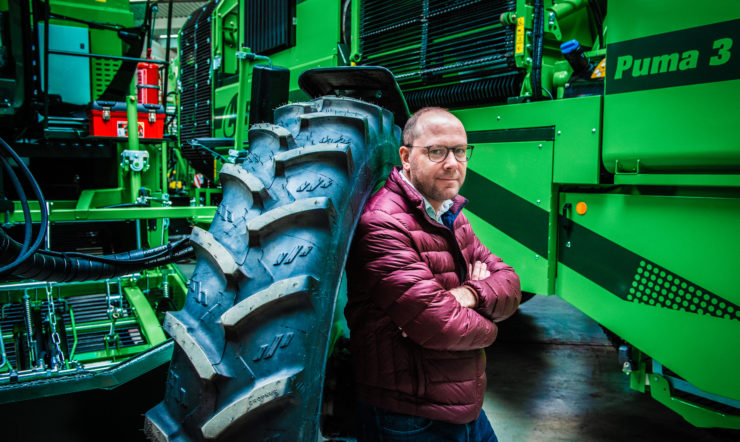 oen Uyttenhove, internet-of-things-manager (IoT) van het Roeselaarse familiebedrijf poseert voor zijn machines.