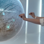 Meisje draagt HoloLens en bekijkt planeet van dichtbij