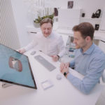 Orthodontist Martin toont zijn patiënten met de #SurfaceStudio in 3D hoe hun gebit er zal uitzien na de behandeling.