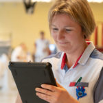 Verpleegkundige Katrien Van Ouytsel poserend met een tablet.