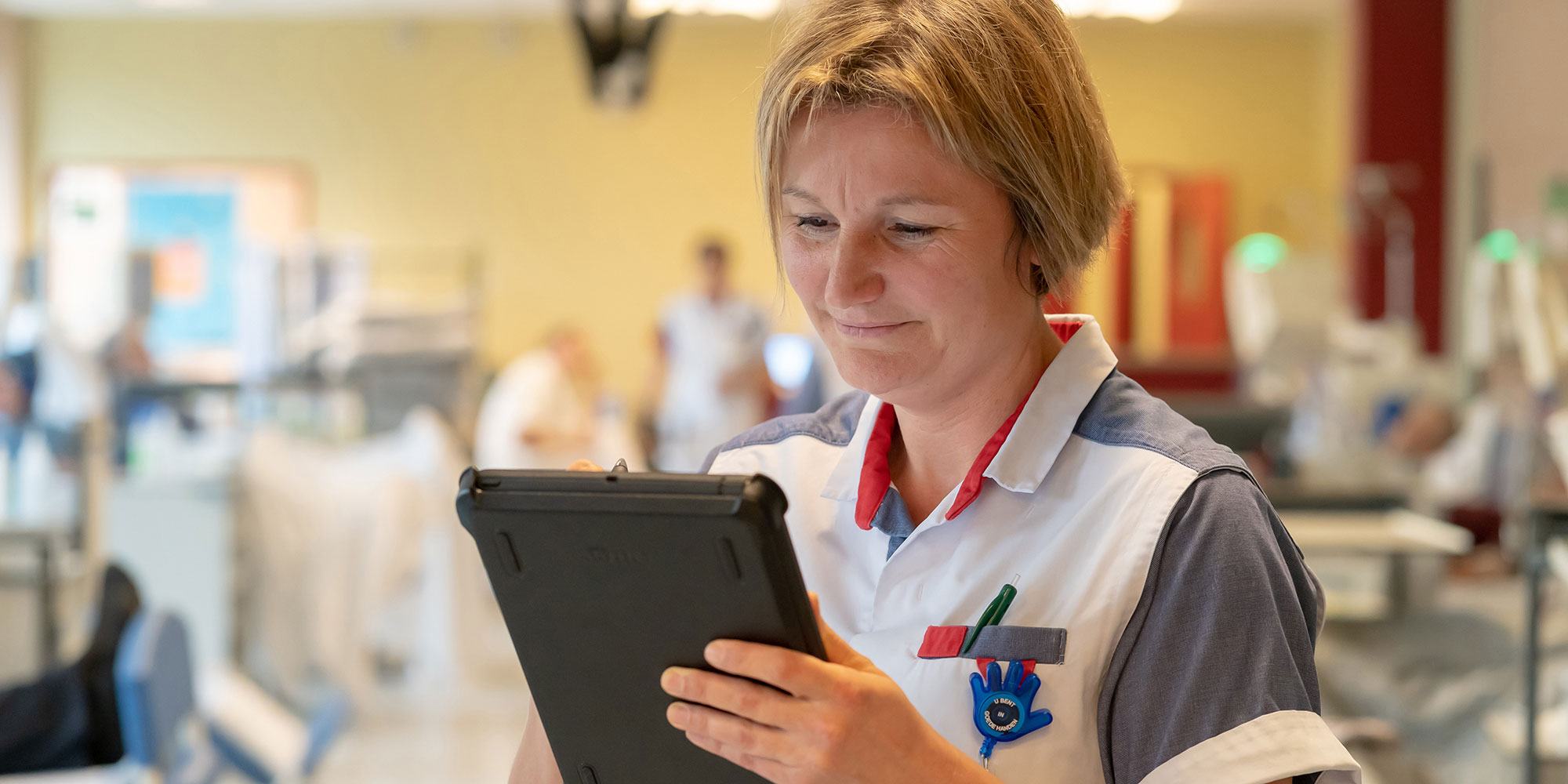 Verpleegkundige Katrien Van Ouytsel poserend met een tablet.