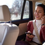 Mujer hablando por teléfono en un taxi