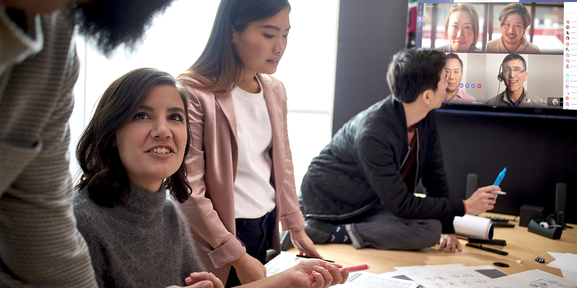 Un team di quattro persone che lavorano insieme