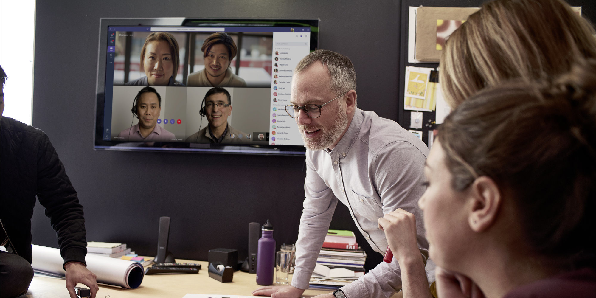 en grupp personer som sitter vid ett bord