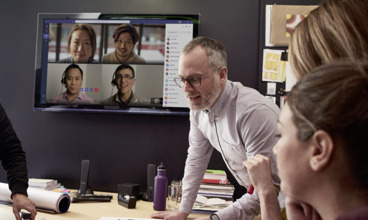 en grupp personer som sitter vid ett bord