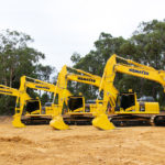 Gele machines van Komatsu