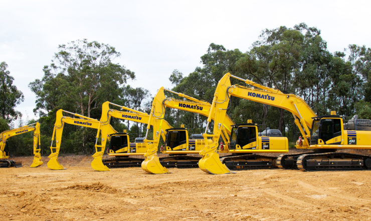 Des machines Komatsu de couleur jaune