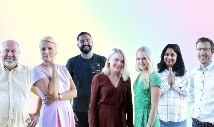 Duncan Garner et al. poseeraa kameraan