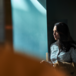 Une personne debout devant un miroir, posant pour des photos