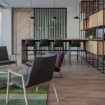 Uma espaço com cadeiras e mesas na nova Casa Microsoft