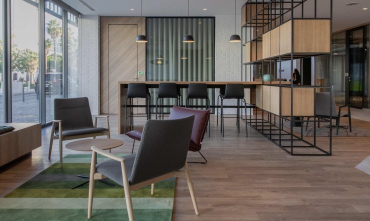 Uma espaço com cadeiras e mesas na nova Casa Microsoft