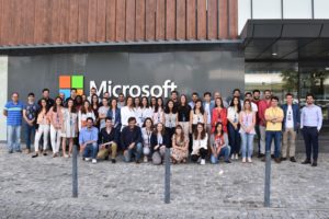 um grupo de pessoas que estão na frente de um edifício