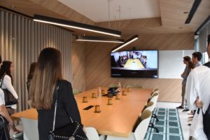 um grupo de pessoas que estão ao redor de uma mesa