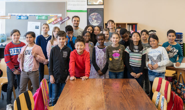 een groep mensen die poseren voor de camera