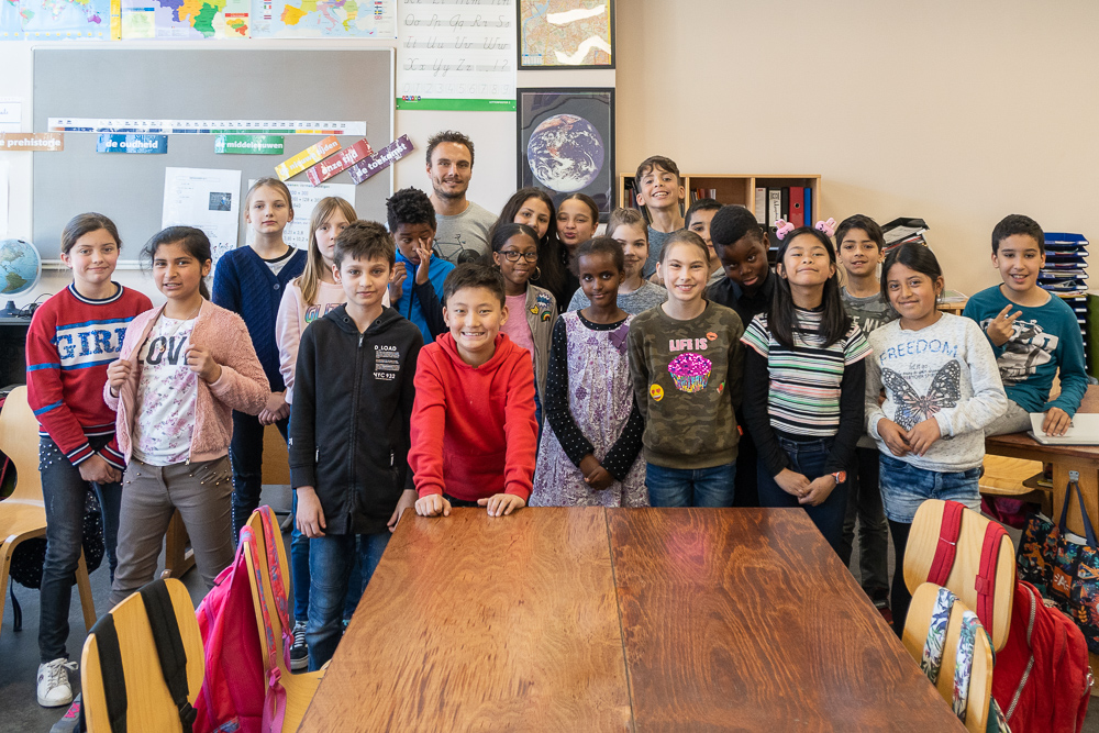 een groep mensen die poseren voor de camera