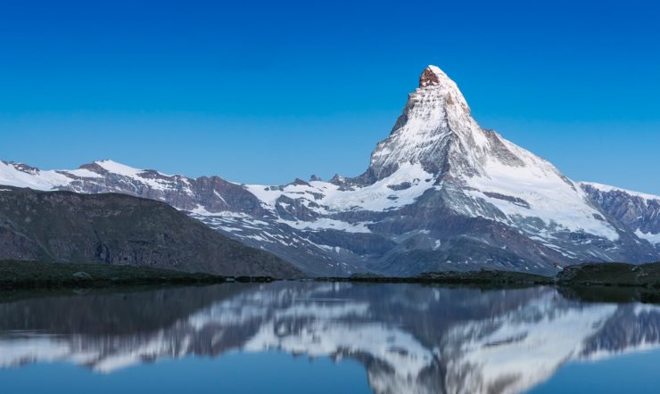 ein schneebedeckter Berg mit Matterhorn im Hintergrund