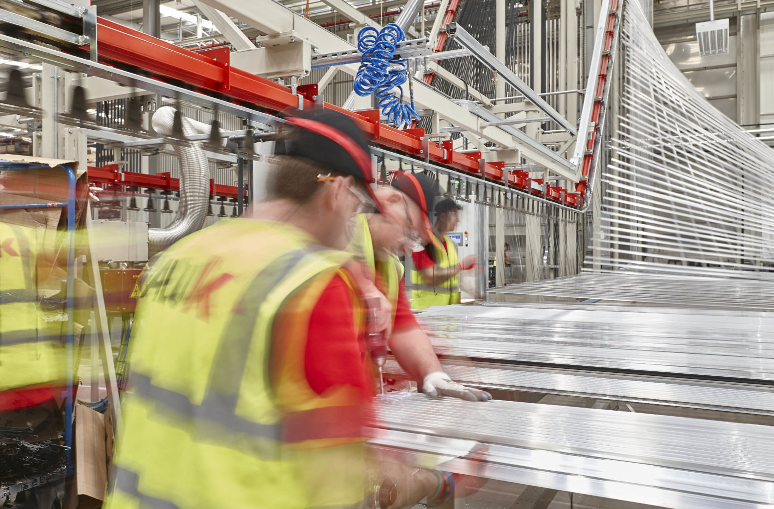 een persoon die voor een gebouw staat