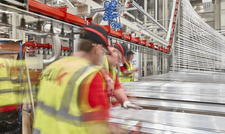 een persoon die voor een gebouw staat