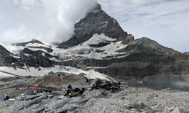 eine Gruppe von Menschen, die auf einem Berg stehen